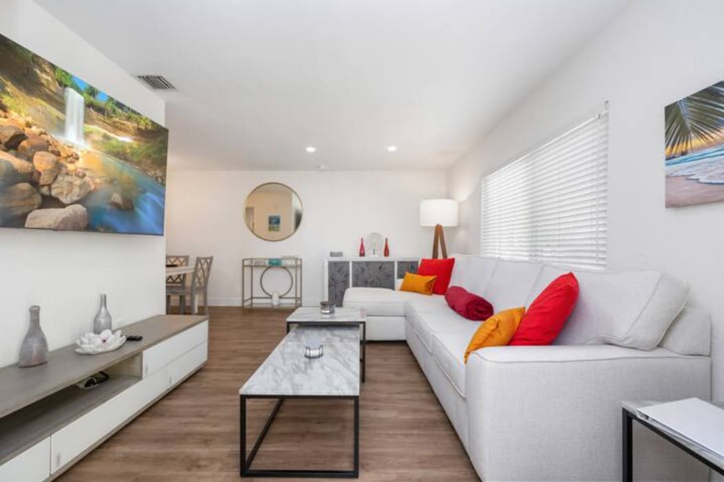 סלון 2 - במרחק 2 - מחדר פלורידה. ליד מטבחון. כולל טלוויזיה חכמה 65אינץ '. דומה לדירה חוקית.