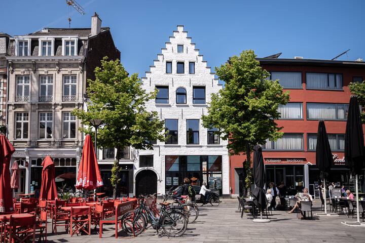 Kozy Home · Spacious Luxurious home gallery image 3