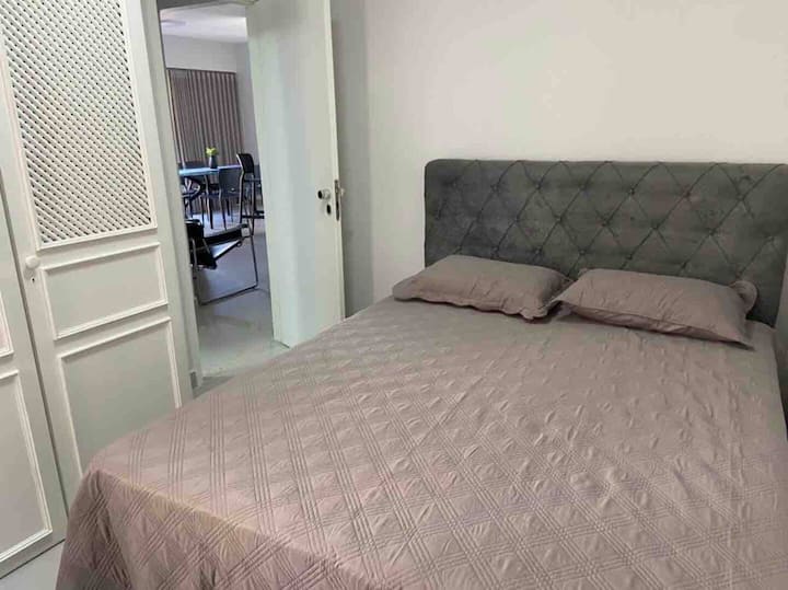 Habitación principal con una cama doble