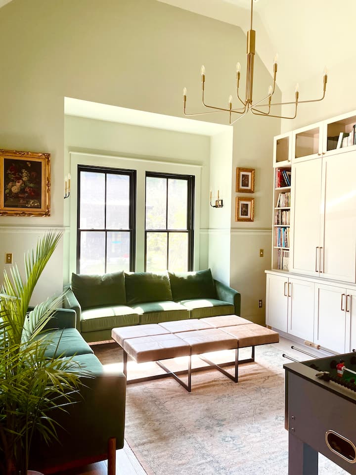 Tunaita hii "chumba chetu cha kijani". Inatoa kitanda aina ya Queen murphy, makochi ya kijani ya velvet, rafu ya kitabu yenye usomaji mwingi na televisheni mahiri ili kuruhusu sehemu ya ziada ambayo inaweza kuwa ya pili kama Den.  