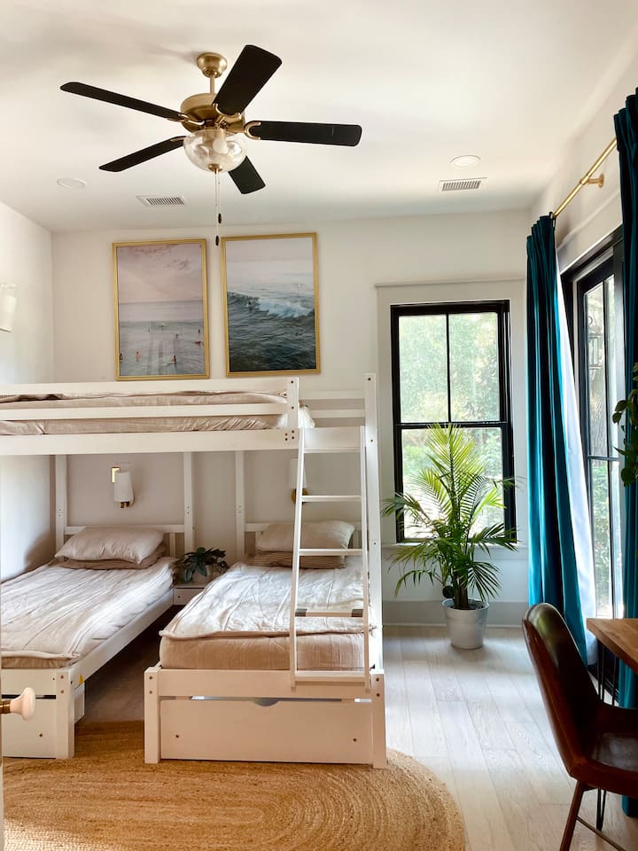 Karibu kwenye "Chumba cha Ghorofa". Chumba hiki kinaweza kulala hadi watu 4.  Chumba hiki chenye msukumo wa kuteleza kwenye mawimbi kina mwonekano wa Marsh, bwawa na mialoni maridadi ya moja kwa moja. Furahia ukumbi wa kujitegemea na dawati ambalo linaweza kutumika kwa ajili ya kufanya kazi ukiwa mbali. 