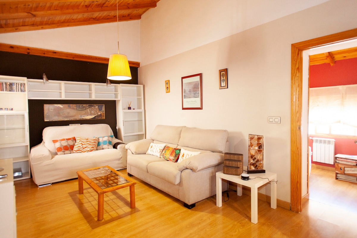 Top Airbnb: Jaen Cathedral. Centrally located and quiet apartment + parking in Jaén