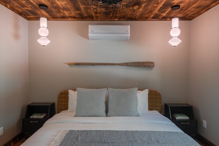 Prvé poschodie: Útulná spálňa s manželskou posteľou King inšpirovaná okolitou prírodou.