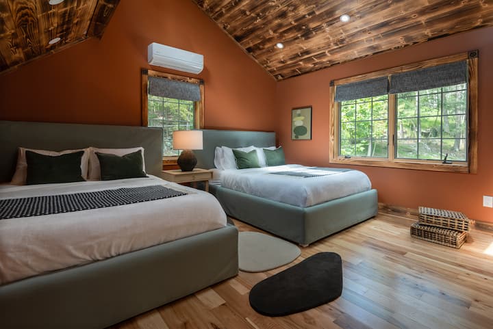 Teplá a zemitá terasa s 2 manželskými posteľami Queen, ktoré lákajú intímnejšiu a útulnejšiu atmosféru.