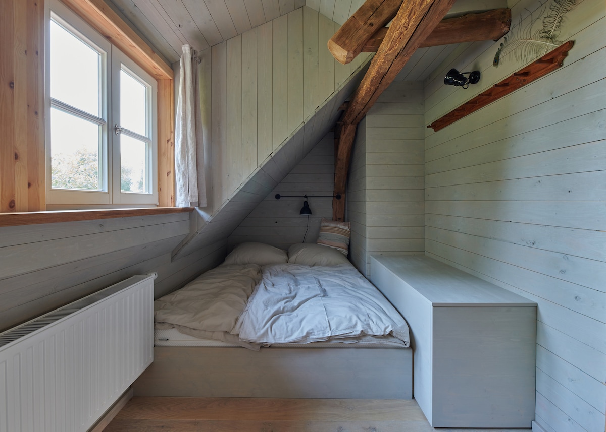 החדר המזרחי - כאן אפשר לקבל אותו חמים. בקופסאות, כל דבר שלא צריך נעלם ישירות. יש בו מיטה מתקפלת קטנה (לא גלויה כאן).