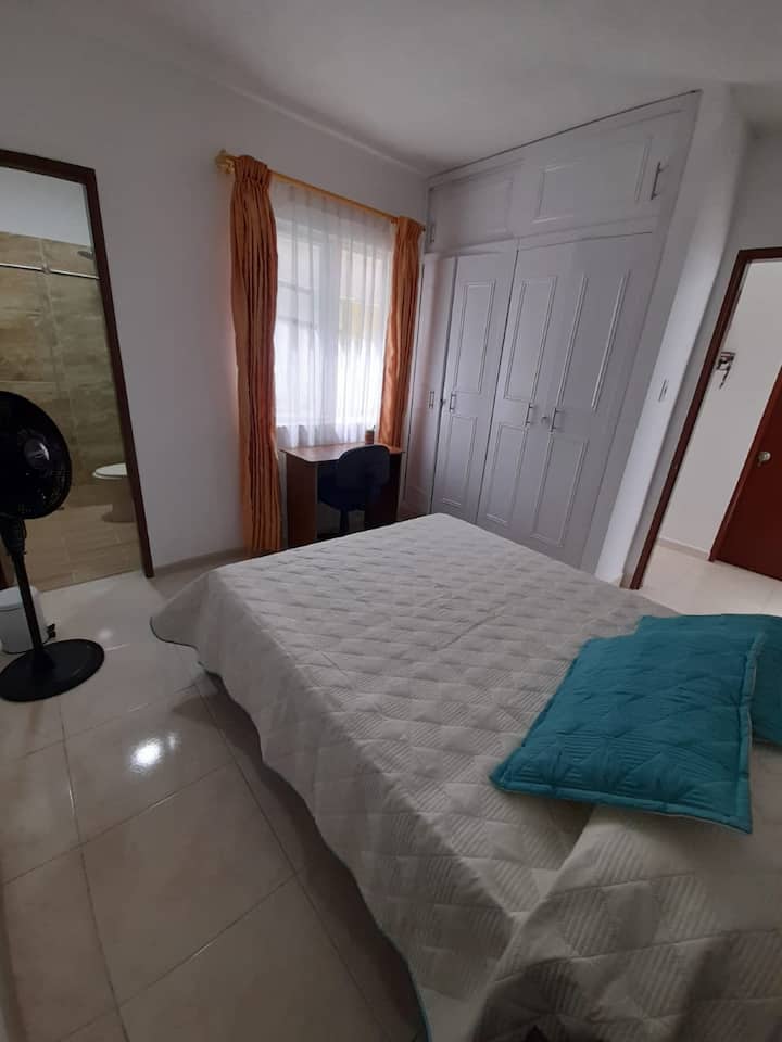 Prozor daje sobi vrlo dobro svjetlo i svježinu. Cijenimo što je ulaz u privatnu kupaonicu s drvenim vratima. 