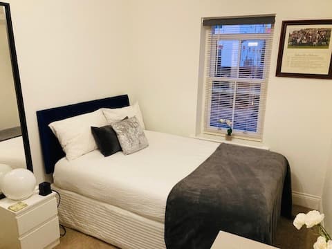 Top Airbnb: Epsom Town Center. Double En-suite. Kitchen/Lounge in Epsom And Ewell