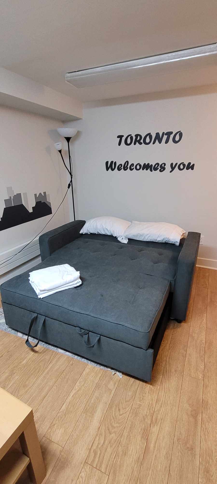 Кауч на спуштање отворен за две лица.