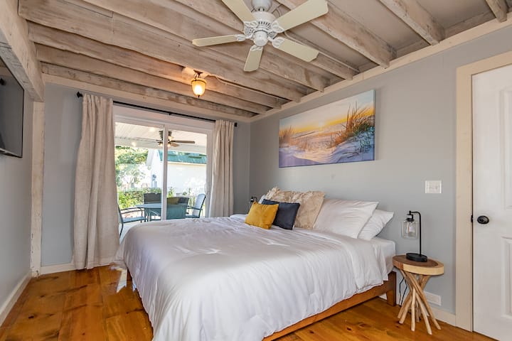 Езерото Бриз ще ви посрещне,
Когато плъзнете, отворете вратата,
От спалнята на първия етаж с изглед към езерото,
Кой може да поиска повече?