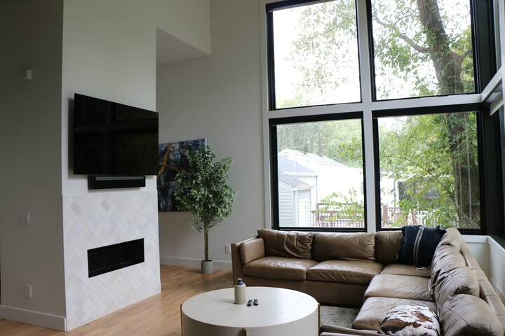 East Nashville Modern Home- 5 Minutes to Downtown! gallery image 2