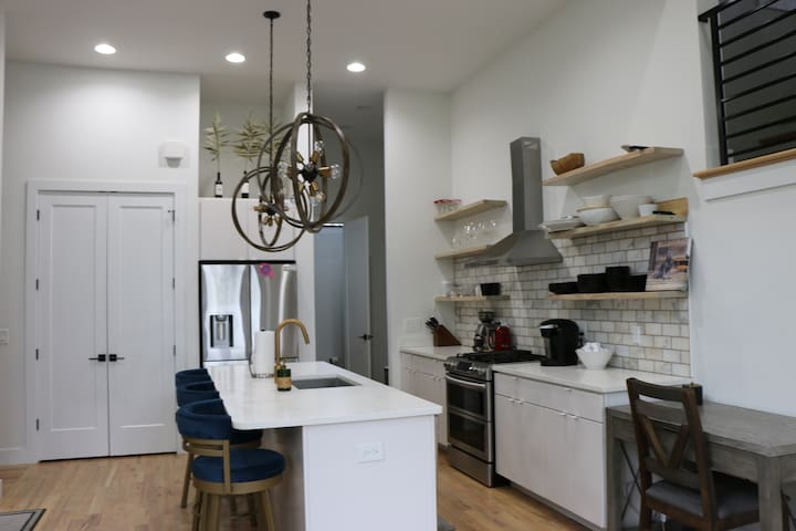 East Nashville Modern Home- 5 Minutes to Downtown! gallery image 3