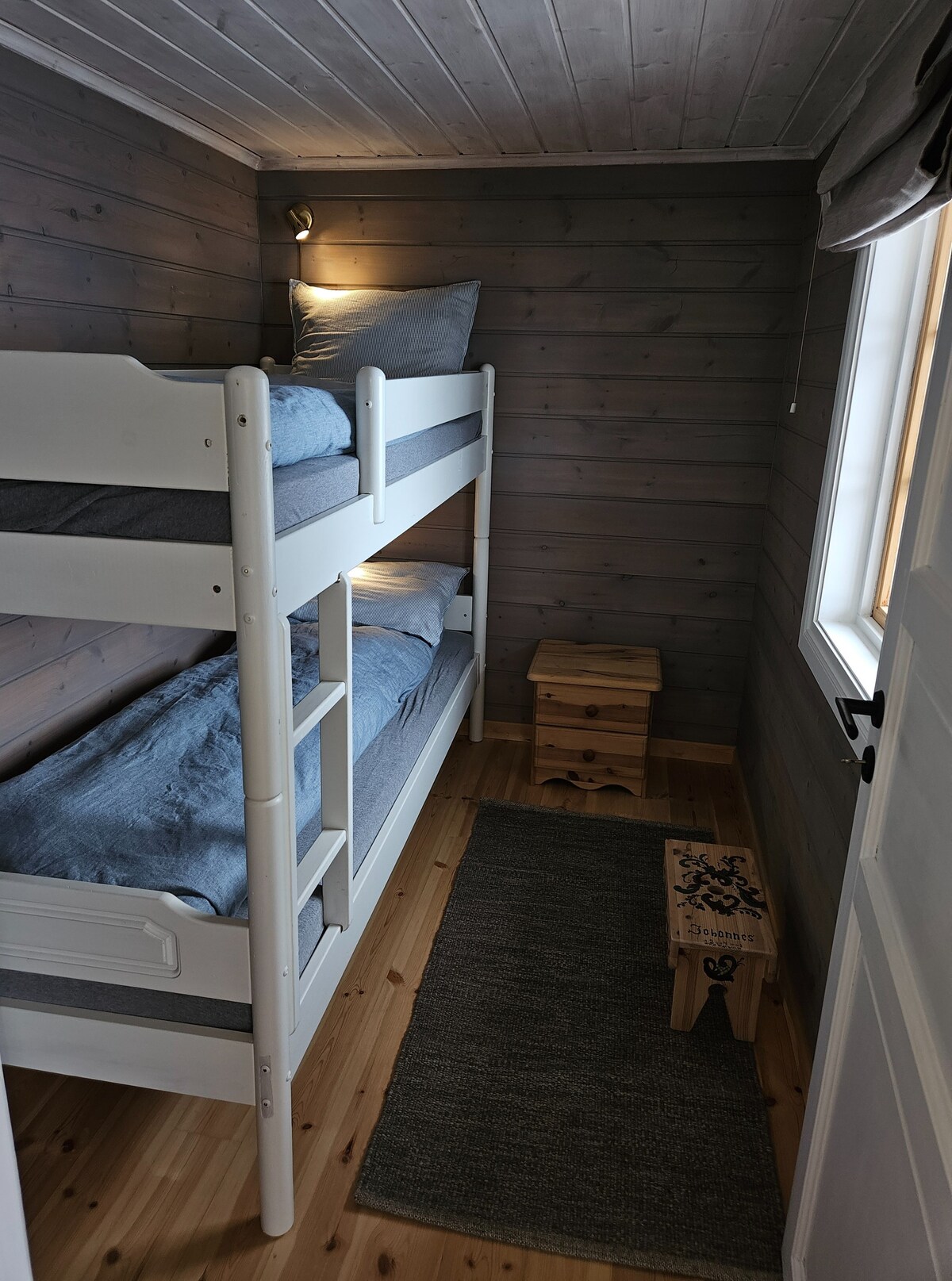 كوخ غرفة النوم في الطابق الأول. سرير بطابقين 2x75x200