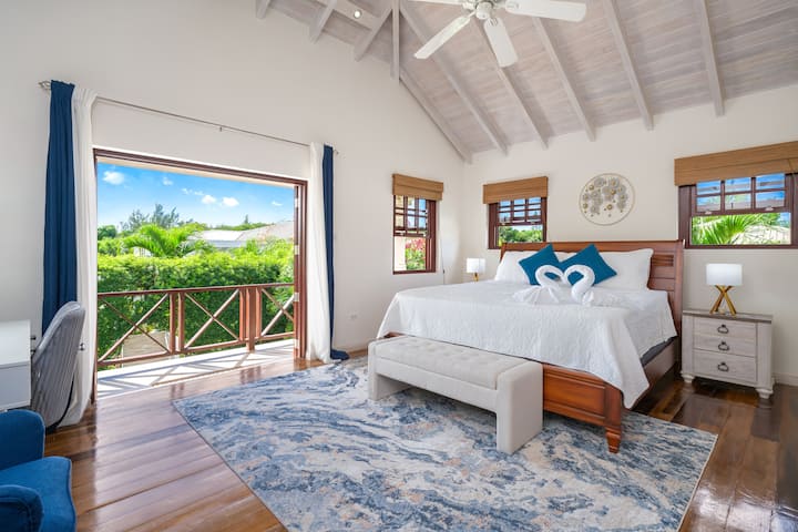 Glavna spavaća soba s bračnim krevetom i kupaonicom spojenom sa sobom