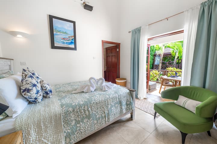 Spavaća soba s bračnim krevetom u prizemlju - izađite na terasu/bazen i vlastitu kupaonicu s tušem u ravnini poda