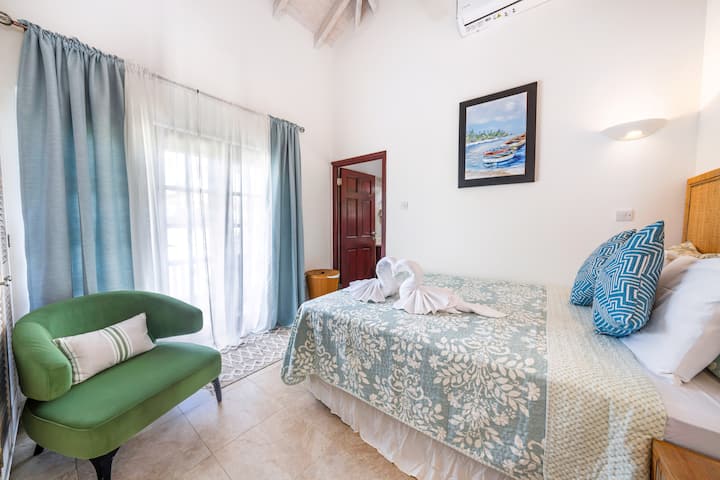 Druga spavaća soba s bračnim krevetom (širine 150-179 cm) - izađite u dvorište i imate vlastitu kupaonicu s kadom