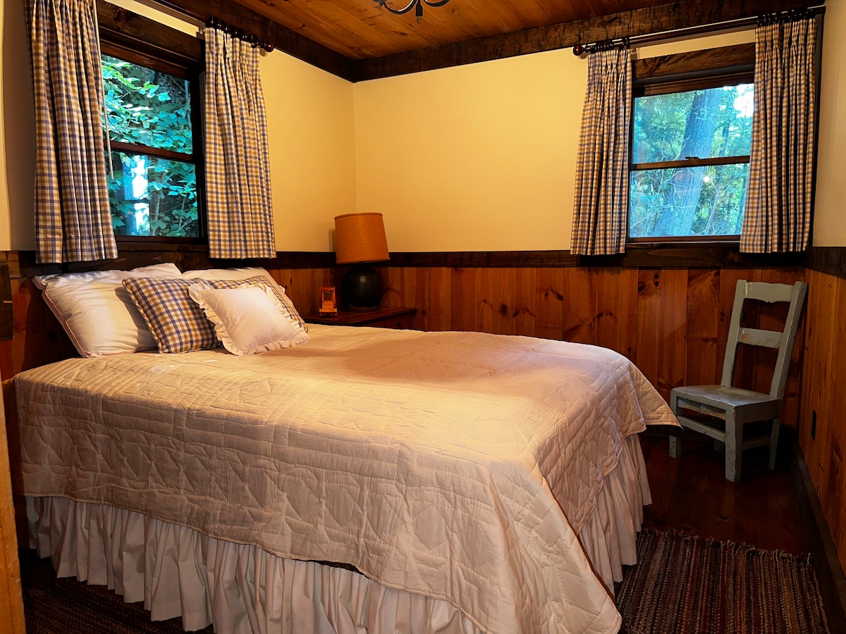 חדר שינה בקומה שנייה.  