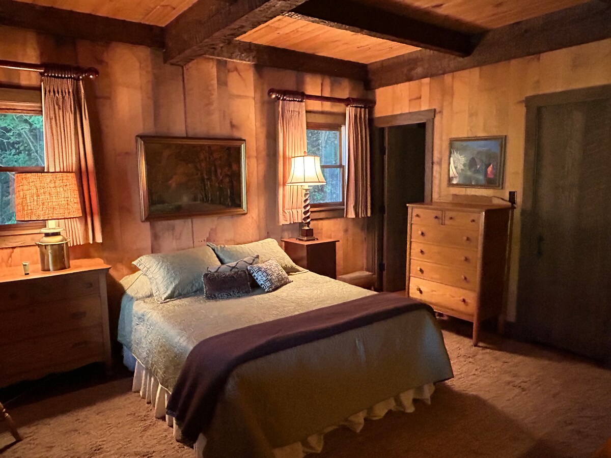 חדר שינה בקומה הראשונה עם חדר רחצה ושירותים צמוד.  