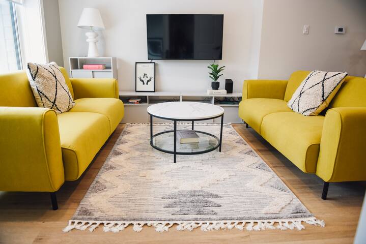 Gorgeous & Unique 5 Bed & 2.5 Bath New Townhouse gallery image 2