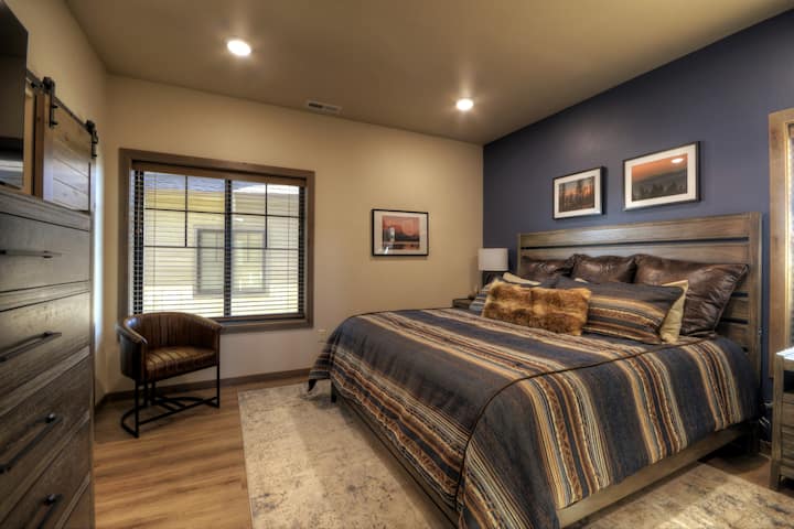 Chumba bora cha kulala: Kitanda cha ukubwa wa kifalme, matandiko ya kifahari, matembezi makubwa kwenye kabati, bafu la kujitegemea na televisheni mahiri