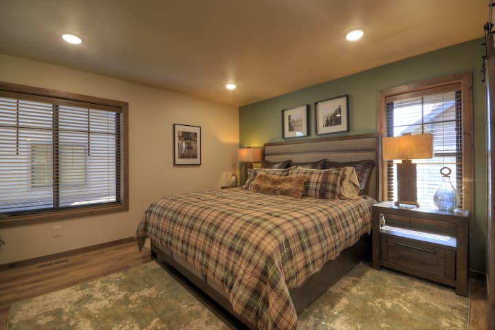 Chumba cha kulala cha 2/Kitanda cha ukubwa wa King, tembea kwenye televisheni mahiri ya kabati na matandiko ya kifahari