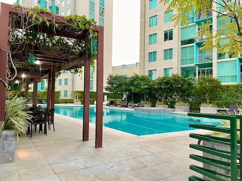 10th Floor Apartment with Pool & City Views