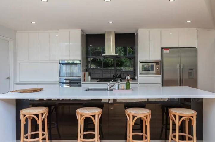 “Hillside Hideaway” Sleeps 10, Stunning Views. gallery image 4