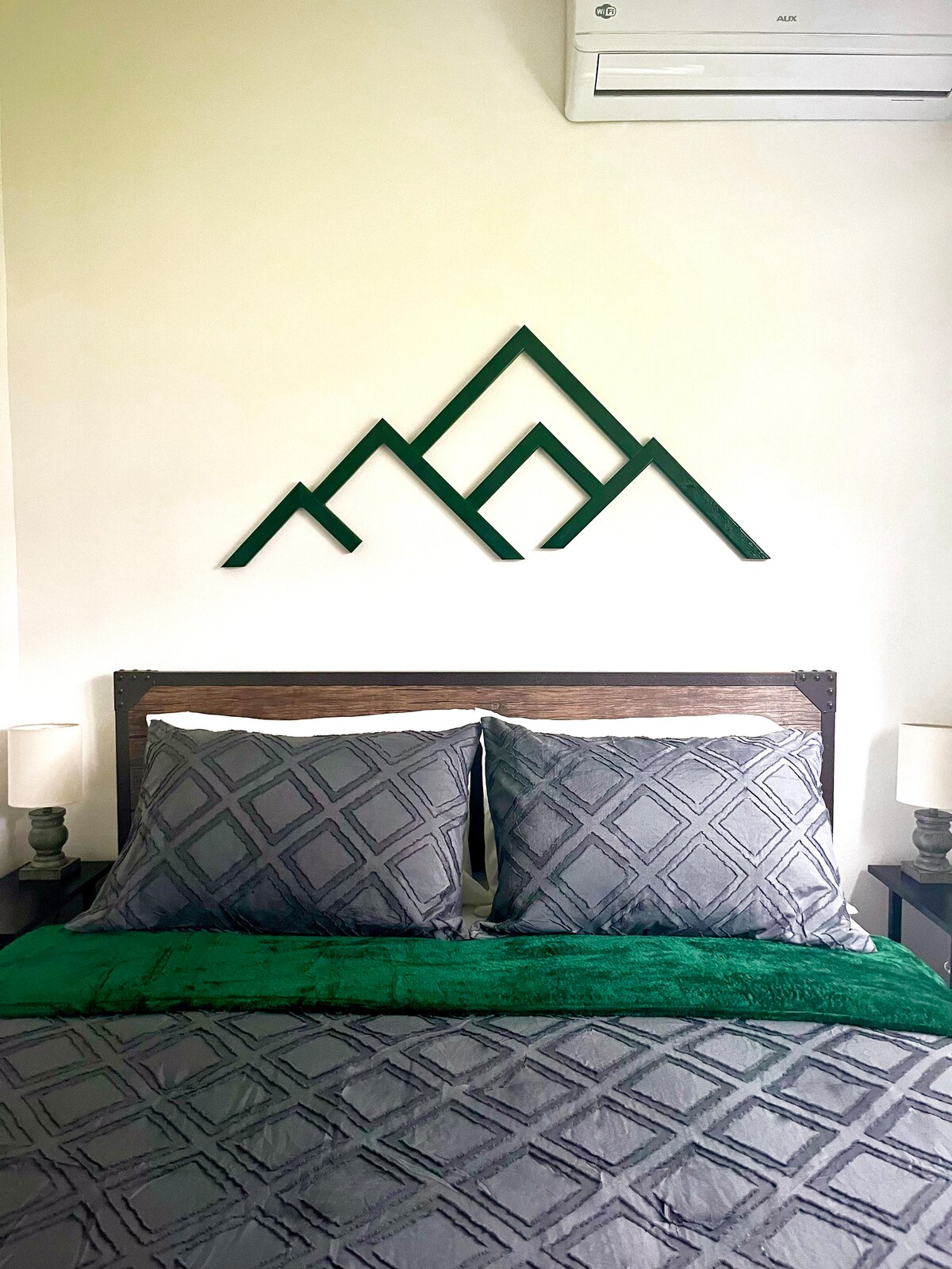 Chukua mzigo! Kitanda chako kizuri cha malkia katika chumba cha kulala cha kujitegemea. Meza za usiku zilizo na maduka, usbs na kompyuta mpakato/koni ya kuweka nafasi