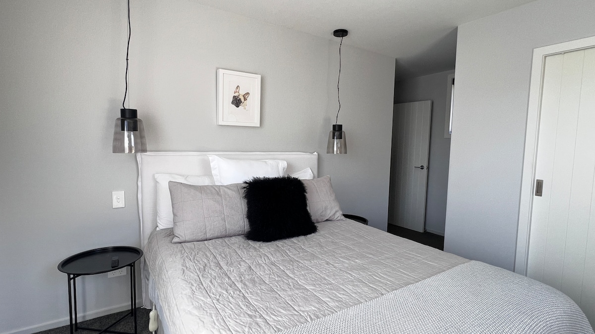 Glavna spavaća soba, bračni krevet (širine 150-179 cm)