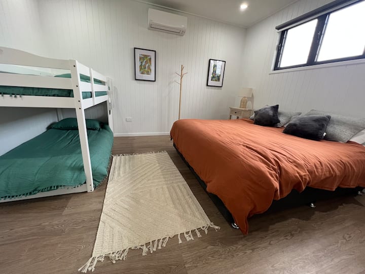 La habitación se puede configurar como 2 camas individuales king o 1 cama tamaño king, además están las literas individuales. Indícanos cuál es la configuración que prefieres.