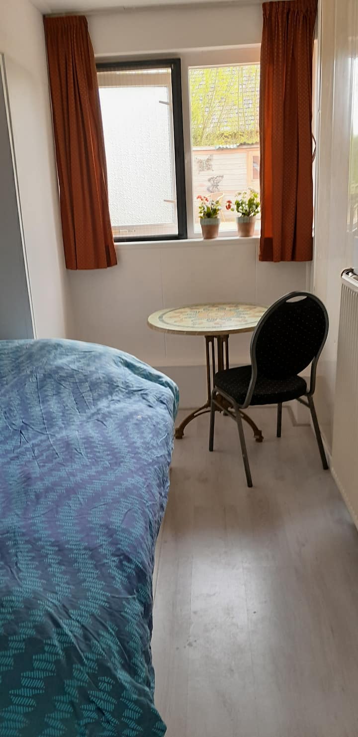 Dormitorio en la planta baja con cama de 1,40 por 2 m