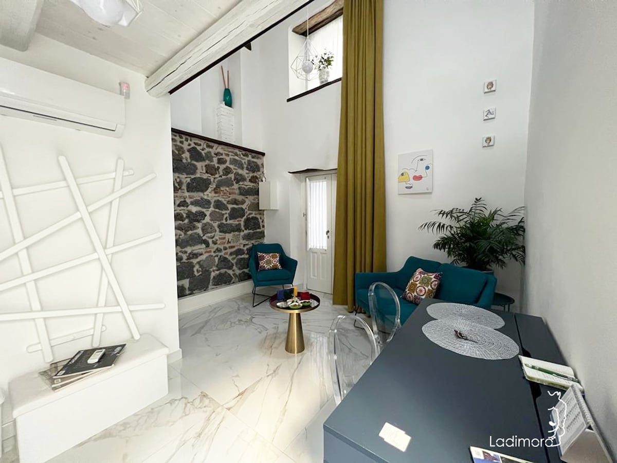 Popular Airbnb listing: La_dimoro in Catania