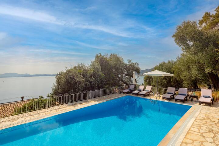 Villa Nafsika: Stunning views, private pool, WiFi