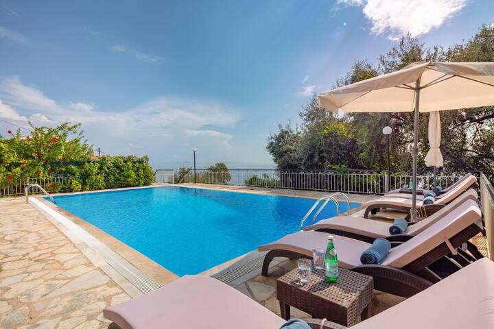 Villa Nafsika: Stunning views, private pool, WiFi