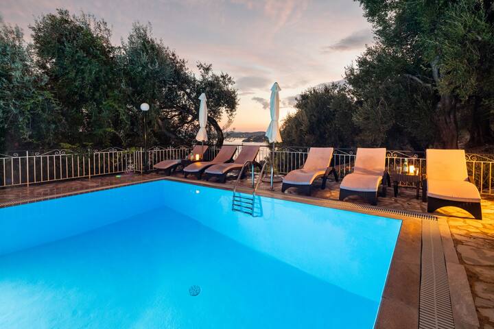 Villa Nafsika: Stunning views, private pool, WiFi