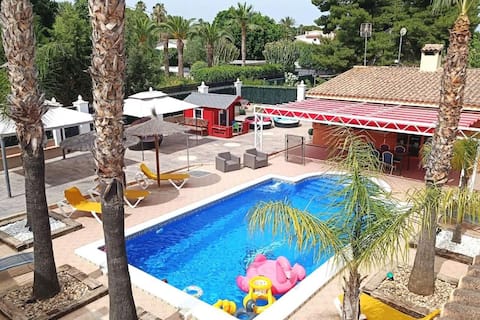 Elche ideal for families, WiFi, air, pool, barbecue