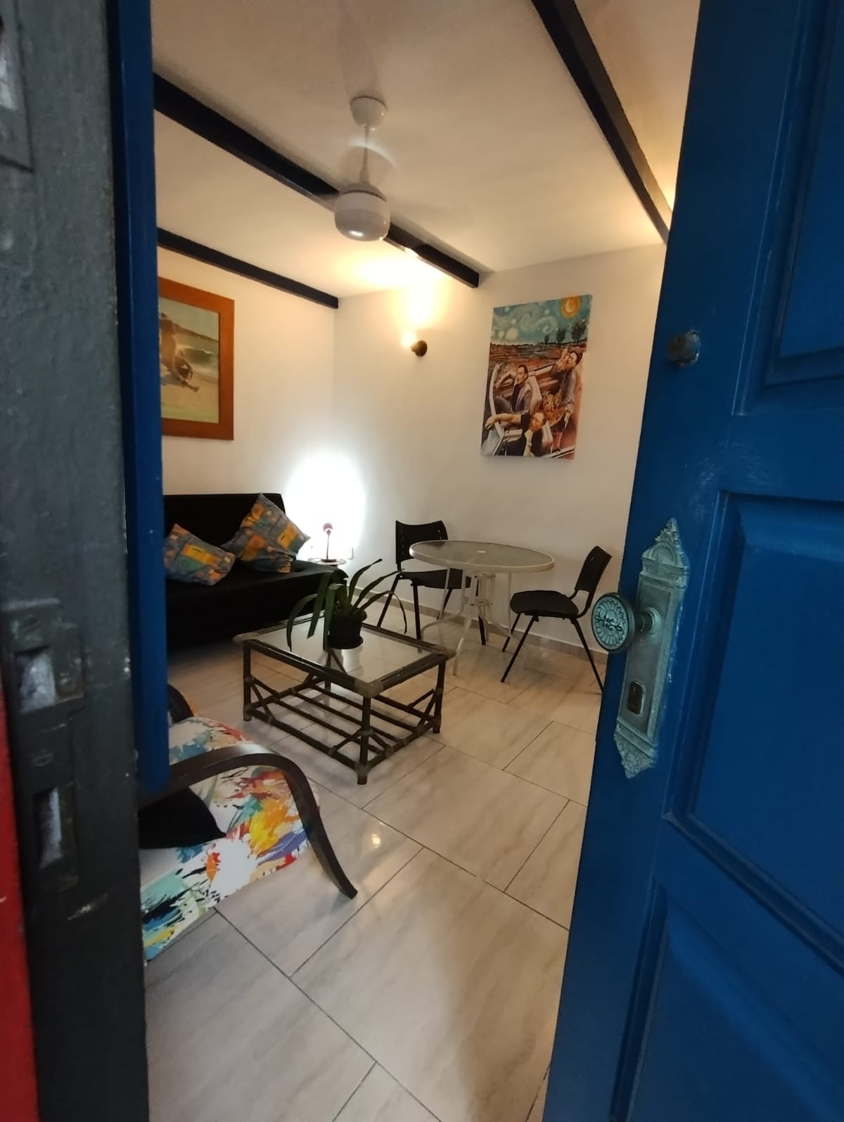 Mlango wa kuingia kwenye chumba cha nyumba. 