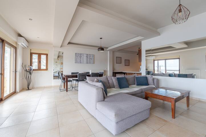 Villa Omega -Beachfront Apartment