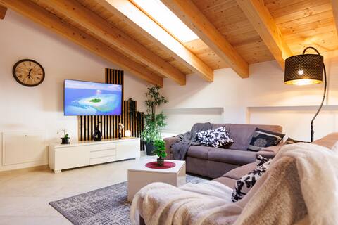 _Spacious penthouse just steps from the lake [+ Parking]