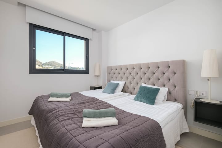 ห้องนอนหลักพร้อมห้องน้ำในตัว