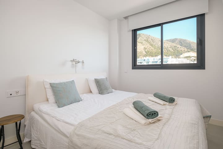 ห้องนอนพร้อมเตียงนอนสบายและตู้เสื้อผ้า