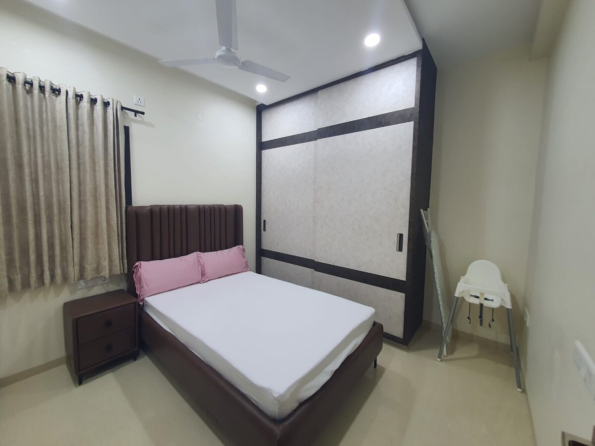 חדר שינה עם מיטת יחיד רחבה