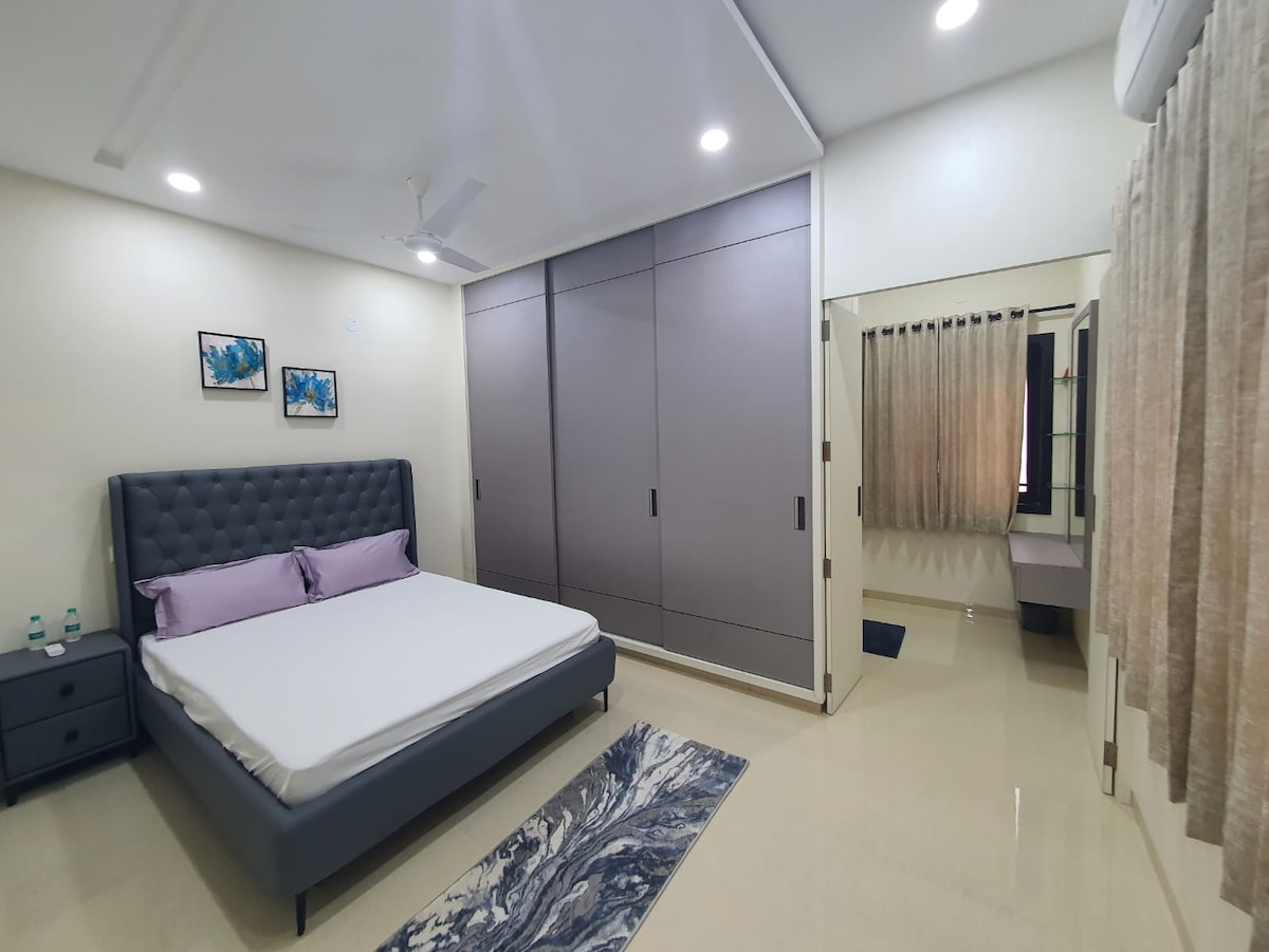 חדר שינה עם מיטת קווין סייז