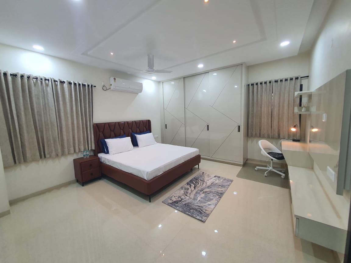 חדר שינה עם מיטת קינג