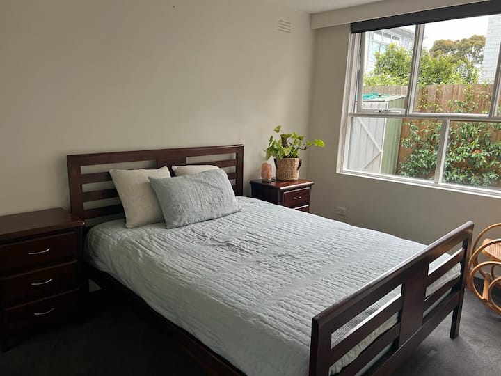 Chumba cha kulala cha wageni chenye mwangaza wa kutosha wa asili, sehemu na BIR