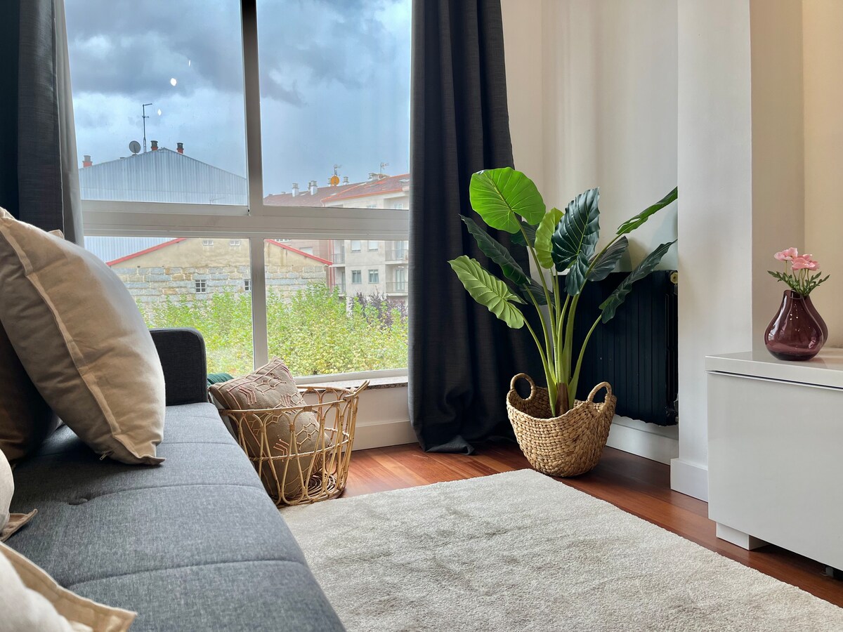 Всекидневна с удобен диван, големи прозорци и привилегирован изглед 