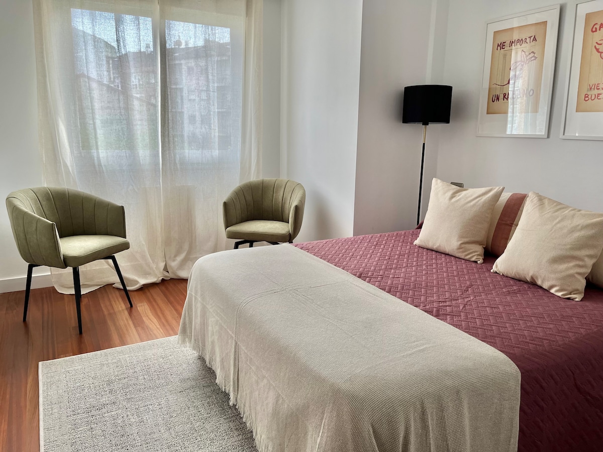 Основна стая с двойно легло king size, удобни дивани и красива гледка към града.