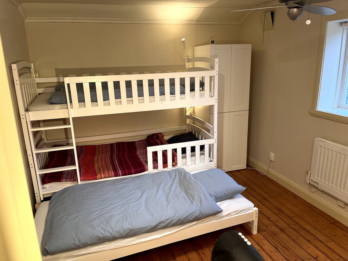 Chambre pour enfants avec des lits superposés et des lits gigognes. Veuillez ne pas limiter de poids le lit supérieur de 100 kg. Les enfants doivent avoir au moins 6 ans pour dormir sur la couchette supérieure.