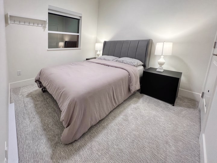 Segundo dormitorio con cama tamaño queen y acceso directo al segundo baño.
