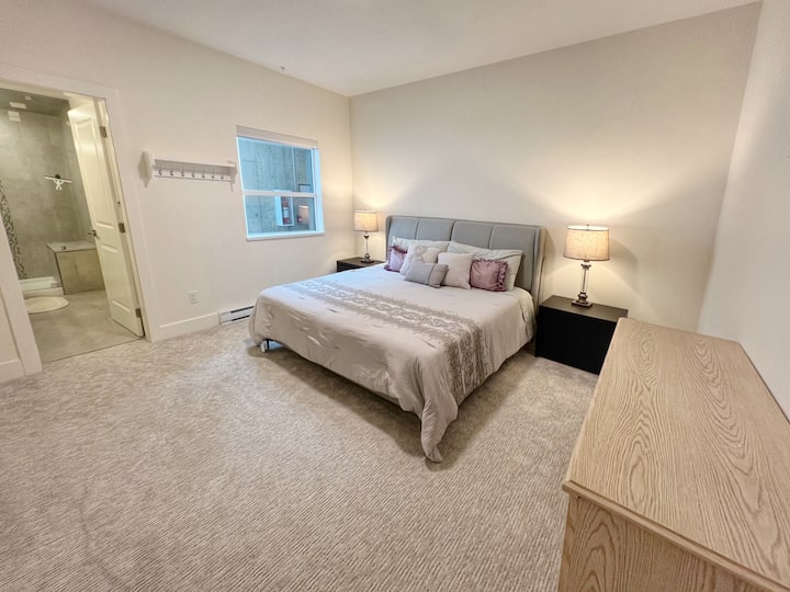 Dormitorio principal con una cama tamaño king