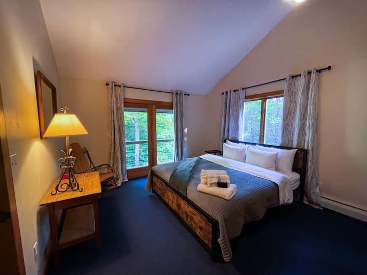 سرير كبير رقم1 ؛ حمام خاص ؛ شرفة خاصة